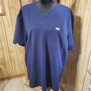 Figs 2 pocket scrub top